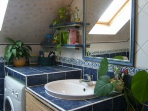 Kék csempés fürdőszoba