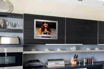 Bemutatjuk: A konyhaszekrénybe integrált TV-képernyő