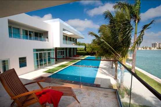Egy vízparti ház, saját szigettel - Miami Beach, USA 