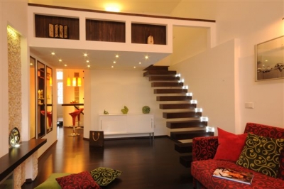 Mini garzon - Galériás lakás, konzolos „lebegő” lépcsővel
