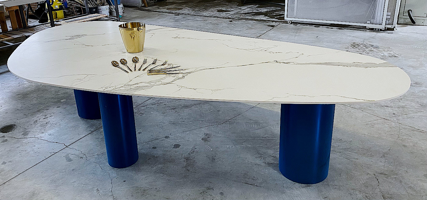 Három méteres márvány mintás asztal, kékre fémgőzölt lábakkal
