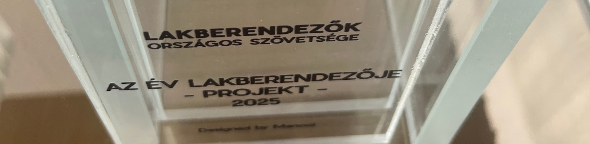 A LOSZ &Eacute;v Lakberendezője 2025 p&aacute;ly&aacute;zat k&uuml;l&ouml;nleges Eml&eacute;kd&iacute;ja